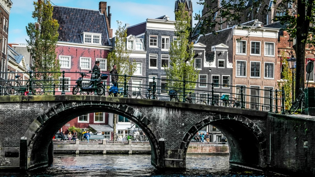 Canal's colors